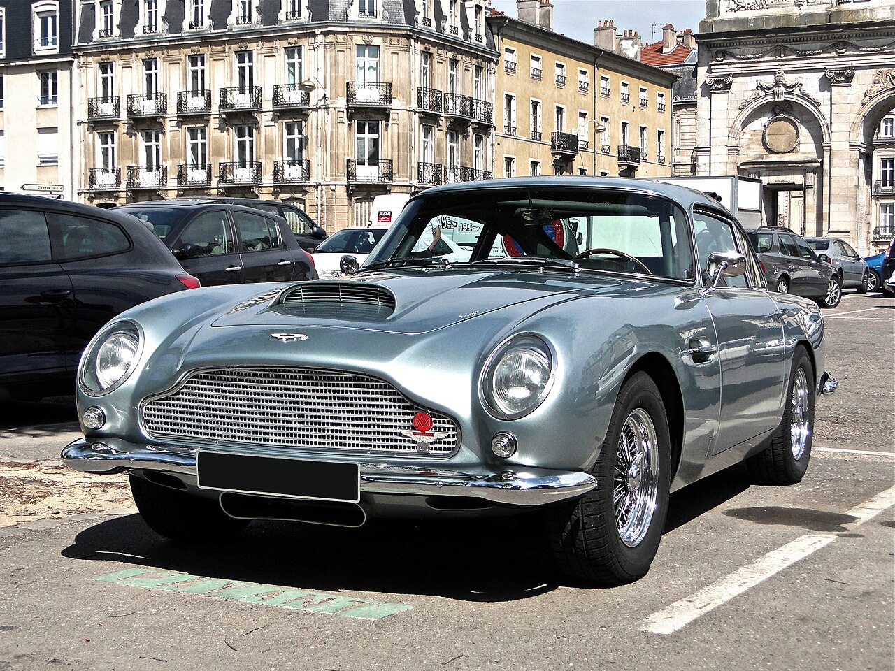 Aston Martin DB5 — автомобіль Джеймса Бонда та ікона британської елегантності