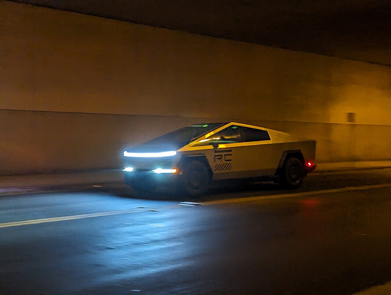 Tesla Cybertruck — найзухваліший електропікап сучасності